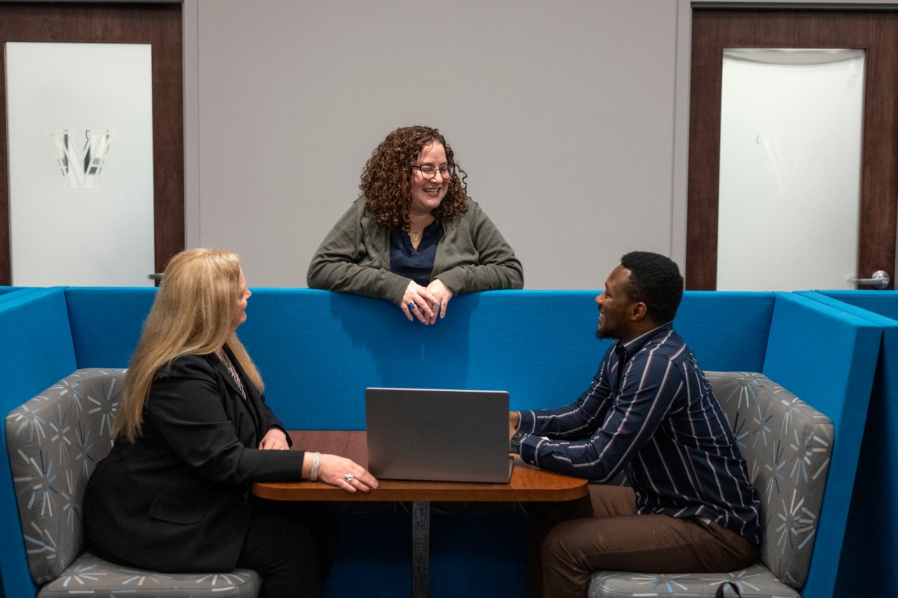 CSO692_20250415_1222 Student and two career managment staff in conversation.