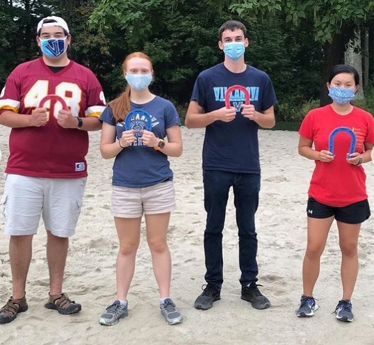 Students posing for horseshoes champs photo