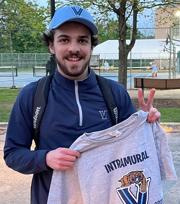 Sudents posing for singles tennis champ photo