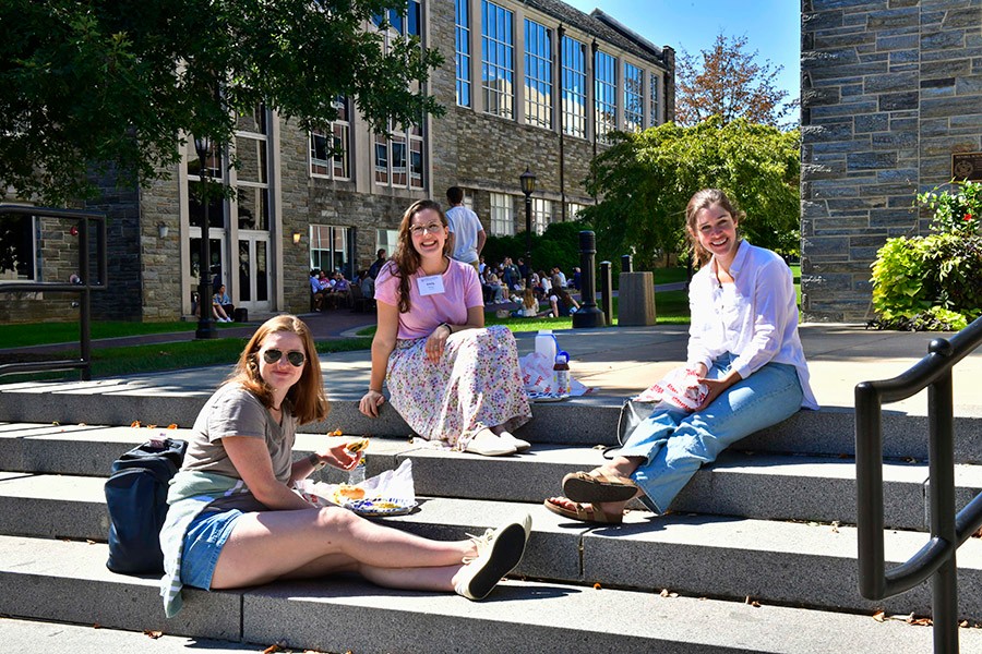 Three Humanities alumni sitting outside eating lunch. Three Humanities alumni sitting outside eating lunch.