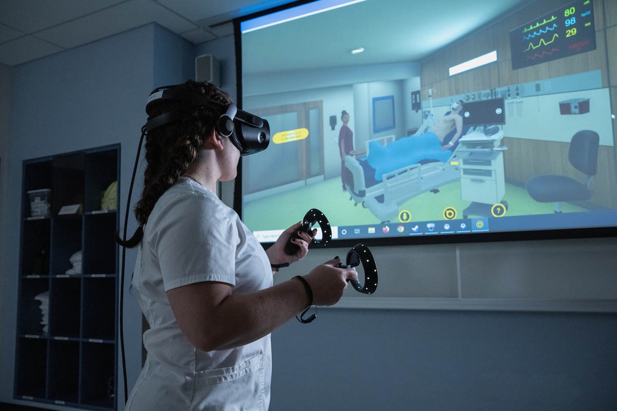 VMX044_20220707_102 Female student wearing virtual reality headset