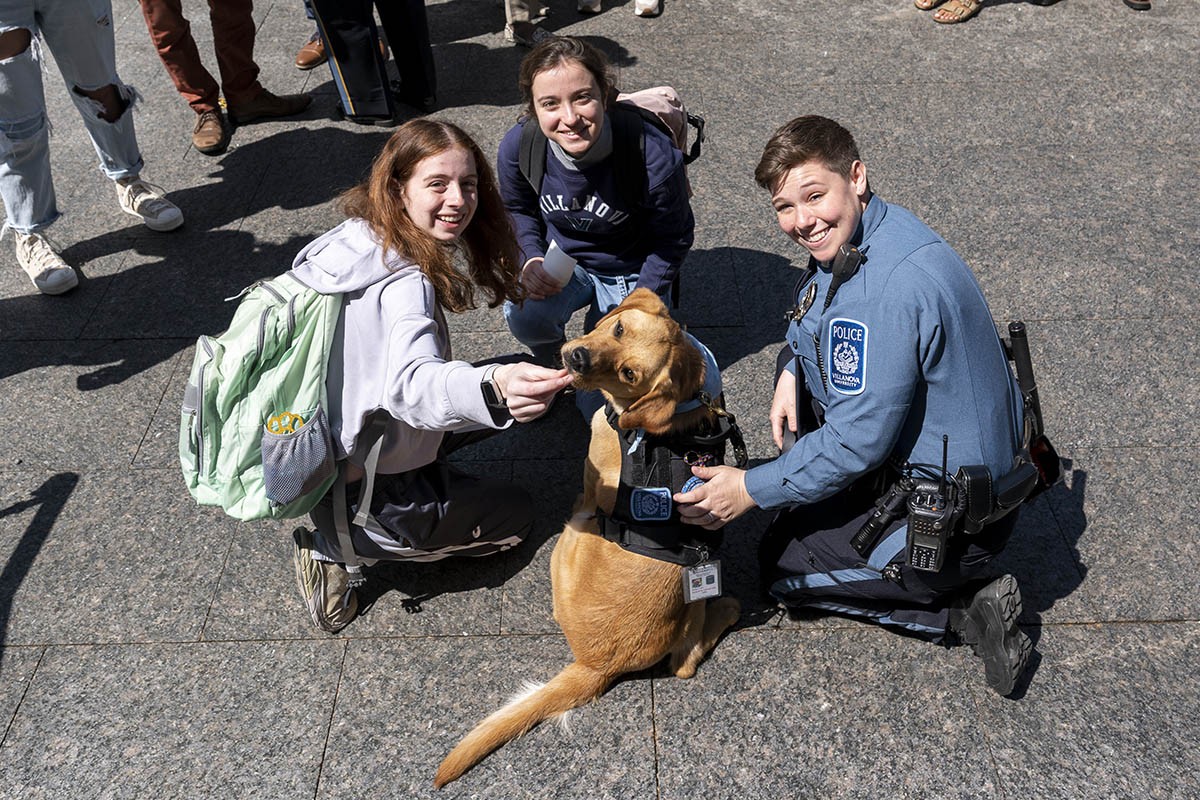 PSX657_20230419-5526 Students gathered around Taffy the service dog